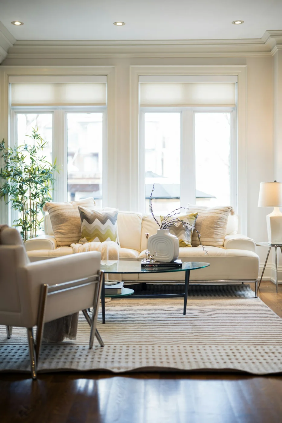 Ảnh chụp phòng khách với ghế sofa, ghế đơn và bàn trà